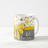 グレーとイエローの水玉模様、サニーイエローリボン コーヒーマグカップ (正面右)