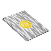 グレーとイエローシェブロンカスタムズモノグラム ノートブック (右側)