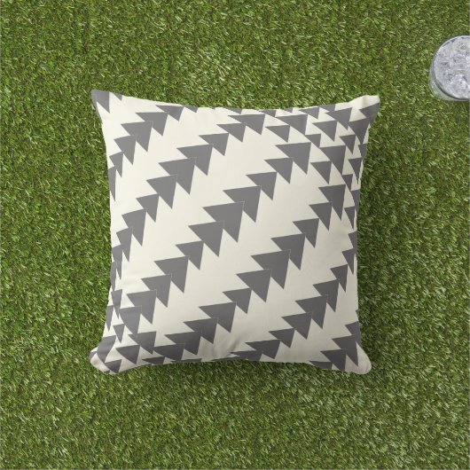 グレーとオフの白い矢印ダイヤモンドジオメトリックパターン クッション (芝生)