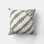グレーとオフの白い矢印ダイヤモンドジオメトリックパターン クッション (裏面)