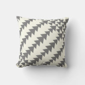 グレーとオフの白い矢印ダイヤモンドジオメトリックパターン クッション (正面)