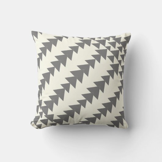 グレーとオフの白い矢印ダイヤモンドジオメトリックパターン クッション (正面)