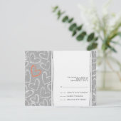 グレーとオレンジのハートのグランジ結婚式のRSVP 出欠カード (スタンド正面)