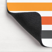 グレーとオレンジのレトロストライプ名前をカスタムする白 マウスパッド (コーナー)