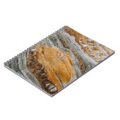 グレーとオレンジの石のクローズアップ写真 ノートブック (左側)