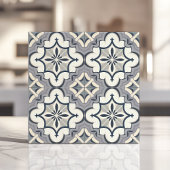 グレーとクリームの幾何学的フローラ タイル