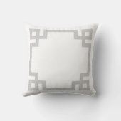 グレーとコーラルのギリシャ語鍵スクリプトモノグラム クッション (裏面)