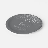 グレーとシルバーの紙吹雪ドット ペーパープレート (アングル)