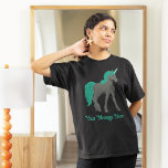 グレーとティール（緑がかった色）ユニコーンパーソナライズされた Tシャツ<br><div class="desc">ユニコーンイラストレーションをリアルなスタイル。ユニコーンは濃い木炭の灰色で、ティール（緑がかった色）の緑のマネと尾を持つ。緑のレタリングで自分のメッセージを追加する場所がある。</div>