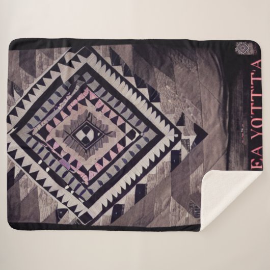 グレーとピンクのキアステカルト シェルパブランケット (正面(横))