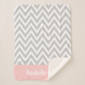 グレーとピンクのシェブロンベビー名モノグラムの シェルパブランケット (正面)