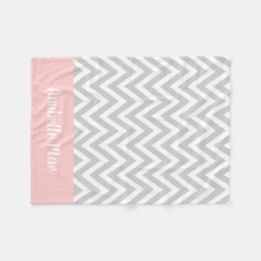 グレーとピンクのシェブロンベビー名モノグラムの フリースブランケット (正面(横))
