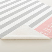 グレーとピンクのストライプモノグラム |編集可能な色 シェルパブランケット (3/4)