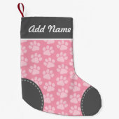 グレーとピンクのドッグポープリントパターン名前をカスタムする スモールクリスマスストッキング (正面)