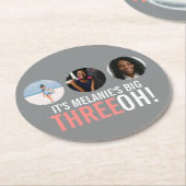 グレーとピンクの30th THREEOH！写真の誕生日グラフィック ラウンドペーパーコースター (アングル)