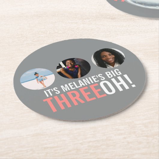 グレーとピンクの30th THREEOH！写真の誕生日グラフィック ラウンドペーパーコースター (アングル)
