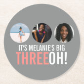 グレーとピンクの30th THREEOH！写真の誕生日グラフィック ラウンドペーパーコースター (正面)
