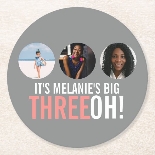グレーとピンクの30th THREEOH！写真の誕生日グラフィック ラウンドペーパーコースター (正面)