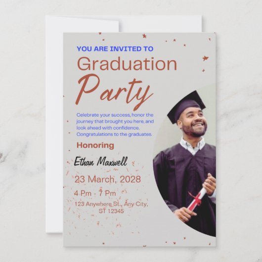 グレーとブラウンのミニマリスト卒業パーティーの招待者 招待状 (正面)