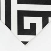 グレーとブラックのギリシャ鍵モチーフ フリースブランケット (角)