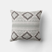 グレーとブラックのトライバルアート枕 クッション (裏面)