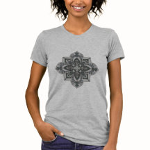 グレーとブラックの幾何学的な曼荼羅がプリントされたグレーTシャツ