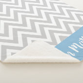 グレーとブルーのシェブロンベビー名モノグラムの シェルパブランケット (3/4)