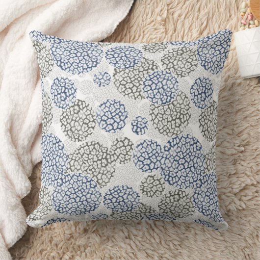 グレーとブルーヒョウのスキンプリント付き円 クッション (ブランケット)