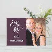 グレーとプラムの色のシェブロンの結婚式の日付を保存 セーブザデート (スタンド正面)