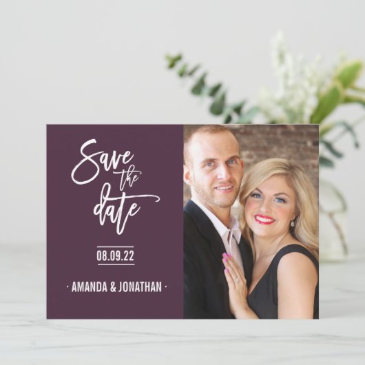 グレーとプラムの色のシェブロンの結婚式の日付を保存 セーブザデート (スタンド正面)