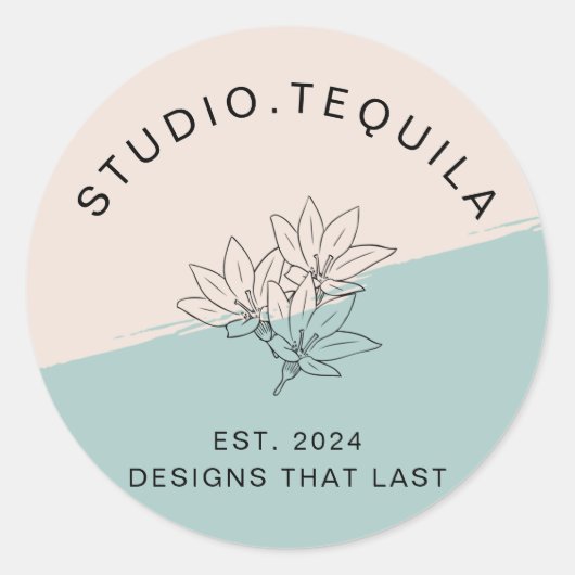 グレーとベージュの曲線文字のロゴ ラウンドシール (正面)