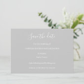 グレーとホワイトのミニマルな結婚式のSave The Date 招待状 (スタンド正面)