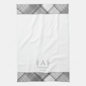 グレーとホワイトプレイド名パーソナライズされたモノグラム キッチンタオル (縦)
