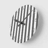 グレーとホワイト垂直ストライプシックパーソナライズされた ラウンド壁時計 (傾斜)