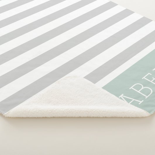 グレーとミントのストライプモノグラム |編集可能な色 シェルパブランケット (3/4)