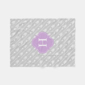 グレーとラベンダーモノグラムのの矢印パターン フリースブランケット (正面(横))