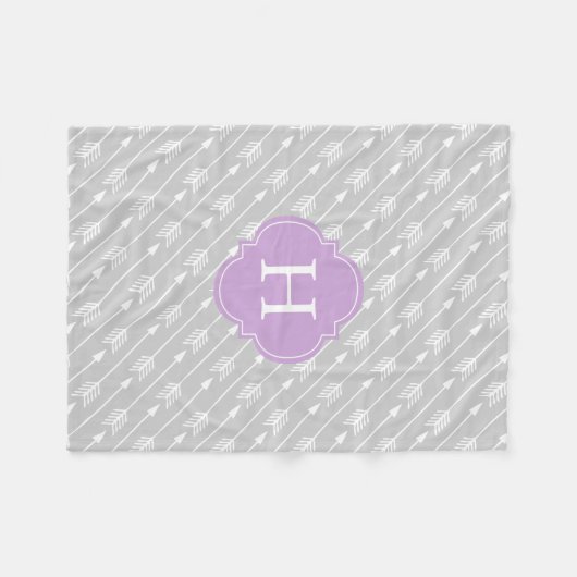 グレーとラベンダーモノグラムのの矢印パターン フリースブランケット (正面(横))