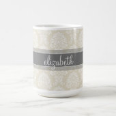 グレーとリネンのヴィンテージダマスクパターン(名前) コーヒーマグカップ (中央)