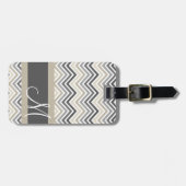グレーとリネンベージュシェブロンパターンとモノグラム ラゲッジタグ (正面横)