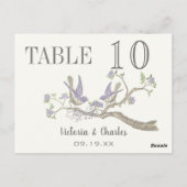 グレーと埃っぽい紫の愛の鳥のテーブル番号 ポストカード (裏面)