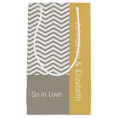 グレーと白のシェブロン結婚シックと名前 スモールペーパーバッグ (正面)