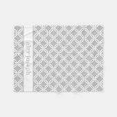 グレーと白のジオメトリパターンのパーソナライズされたベビー フリースブランケット (正面(横))