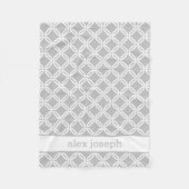 グレーと白のジオメトリパターンのパーソナライズされたベビー フリースブランケット (正面)