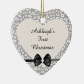 グレーと白のヒョウのプリント(弓つき) セラミックオーナメント (右)