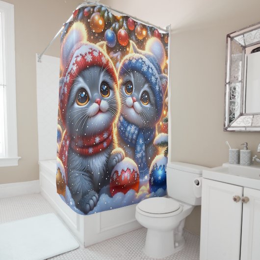 「グレーと白の子猫たちの初めてのクリスマス」 シャワーカーテン (インサイチュ)