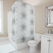 グレーと白の部族デザイン シャワーカーテン (インサイチュ)