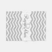 グレーと白モノグラム名Keepsake Chevron フリースブランケット (正面(横))