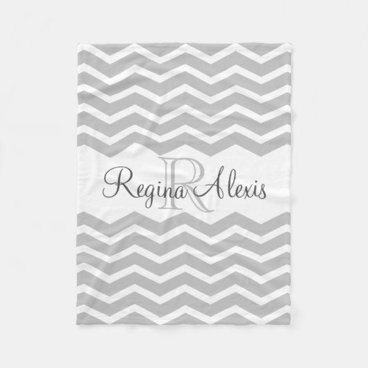 グレーと白モノグラム名Keepsake Chevron フリースブランケット (正面)