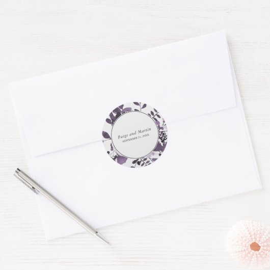 グレーと紫のフローラ日付の結婚保存 ラウンドシール (封筒)