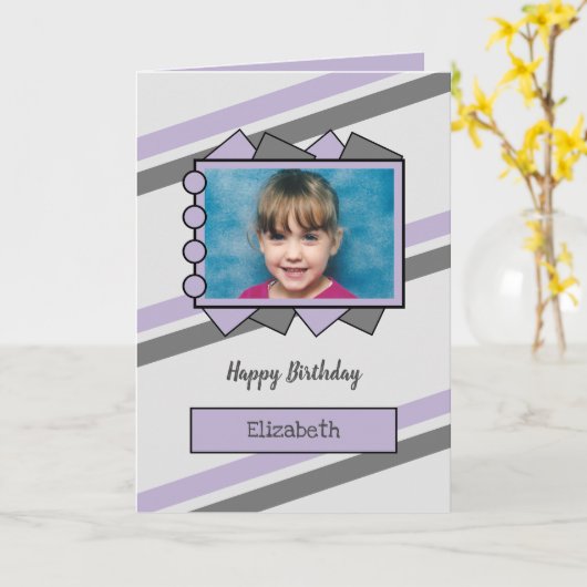 グレーと薄紫の写真と名前の子供の誕生日 カード (黄色い花)